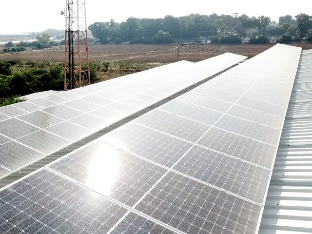 מערכות סולאריות על גגות בתעשייה
