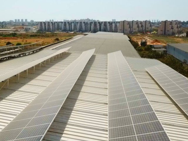 מערכת אנרגיה סולארית במושבים במרכז