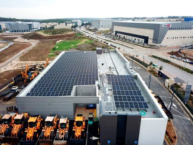 מערכת סולארית עסקית על גגות מפעלים במרכז הארץ