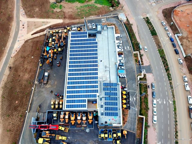 מערכת סולארית מסחרית על גגות מפעלים במרכז הארץ