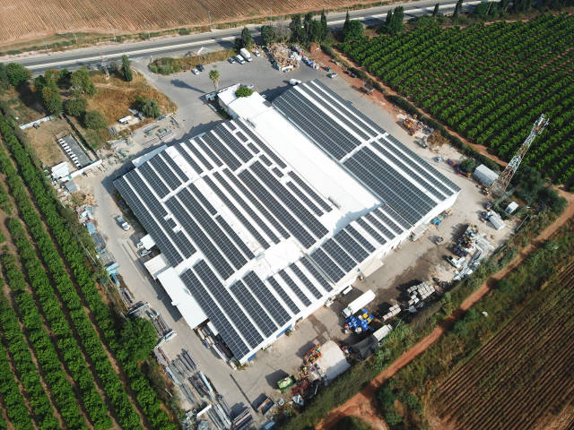 מערכות סולאריות על גגות מפעלים בתעשייה