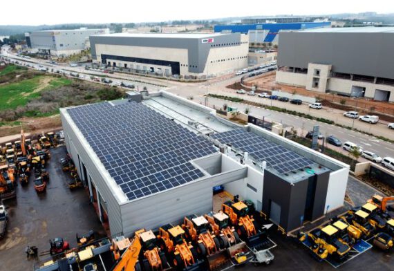 התקנת מערכת סולארית מסחרית על גגות מפעלים במרכז הארץ